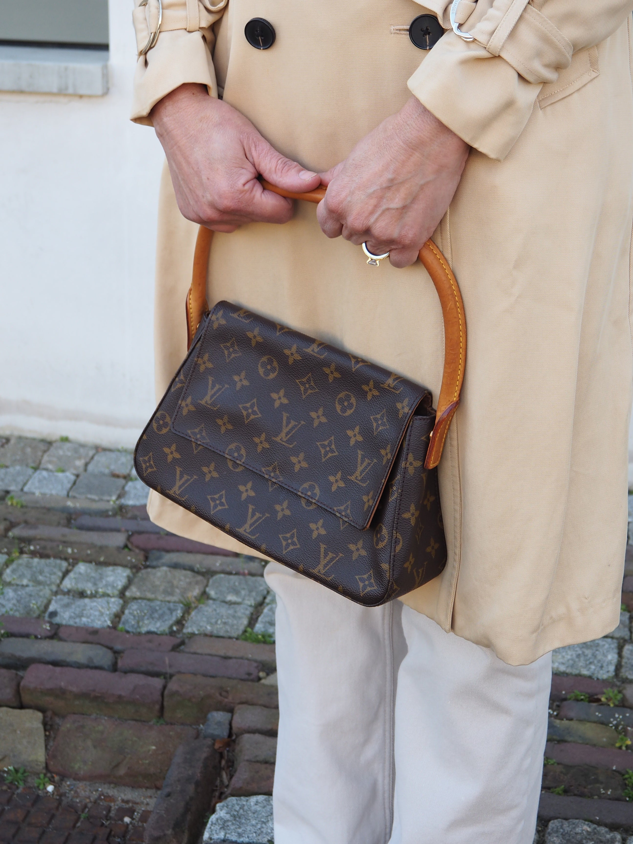 LOUIS VUITTON LOOPING PM SHOULDER BAG